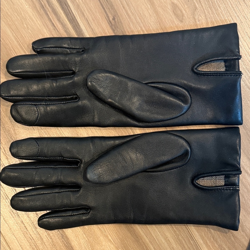 Coach Black Leather Gloves with Signature 'C' Accent NWOT 6 1/2 - Picture 3 of 5